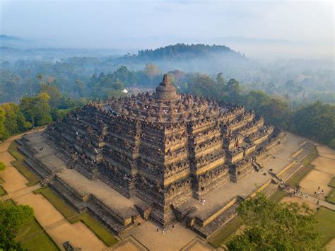  Borobudur Temppeli: 4. vuosisadan Indonesian buddhalainen arkkitehtuurinen ihme ja poliittinen symbolein