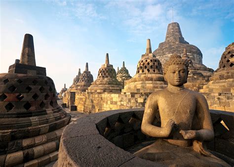 Borobudur Temppeli Kompleksin Rakentaminen: Kuningas Samaratunga:n Kunnianhimoinen Hanke ja Intian Mahayana-Buddhalaisuuden Vaikutus Aasiaan