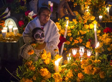 Día de Muertos 2015: Kansainvälinen Muistopäivä ja Kuoleman Kunnioitus Kulttuurin Ristiriidassa