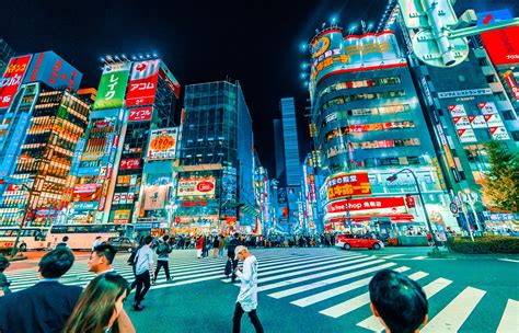 新宿 みせいじゅく、夜の街に浮かぶ幻の光