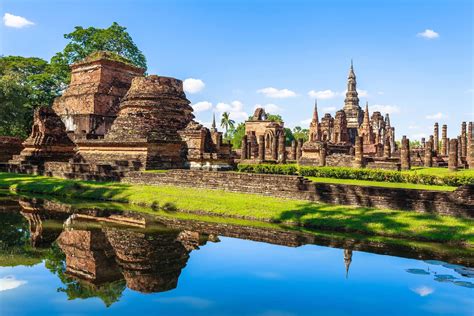 Sukhothai-Kuningaskunnan perustaminen: Buddhismin ja hindulaisuuden vaikutus 600-luvun Thaimaassa