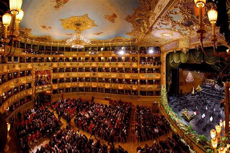 Teatro La Fenice: Venetsian oopperatalon tuhopoltto ja taiteellisen पुनर्जन्म: