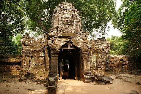 The Rise and Fall of the Khmer Empire; A Glimpse into 10th Century Thailand Through the Prism of Jayavarman VII’s Reign